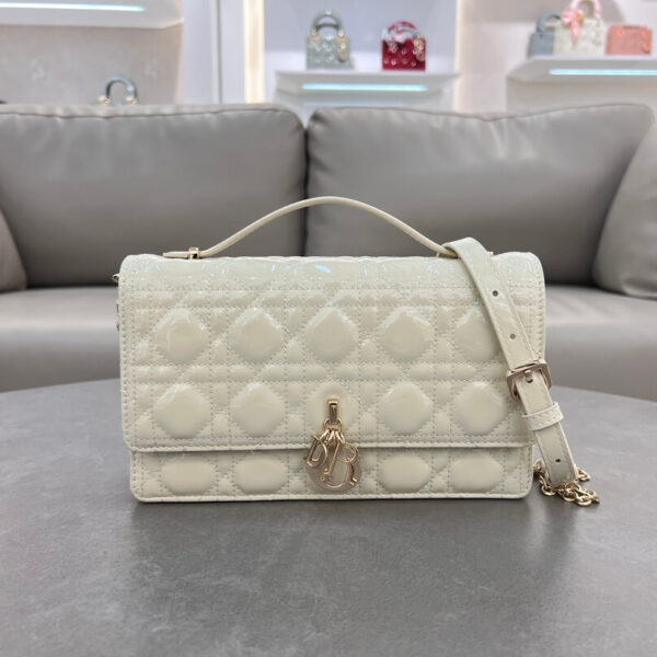Miss D Handbag (حقيبة يد ميس دي)