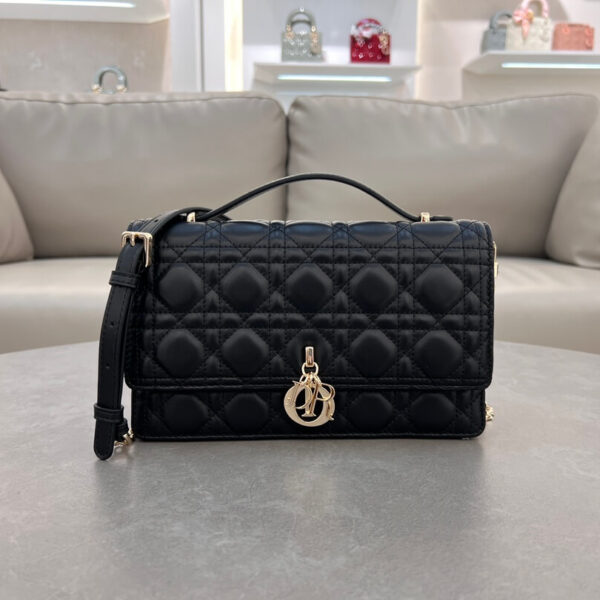 Miss D Handbag (حقيبة يد ميس دي)