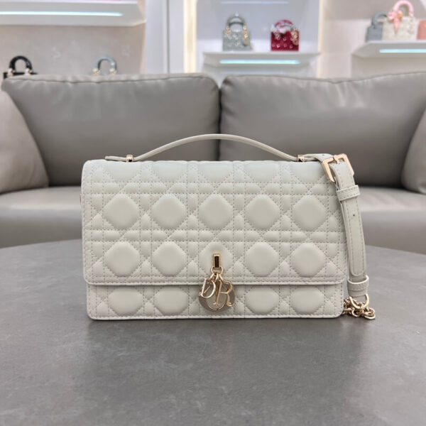 Miss D Handbag (حقيبة يد ميس دي)