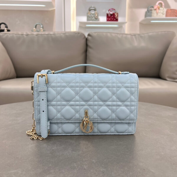 Miss D Handbag (حقيبة يد ميس دي)