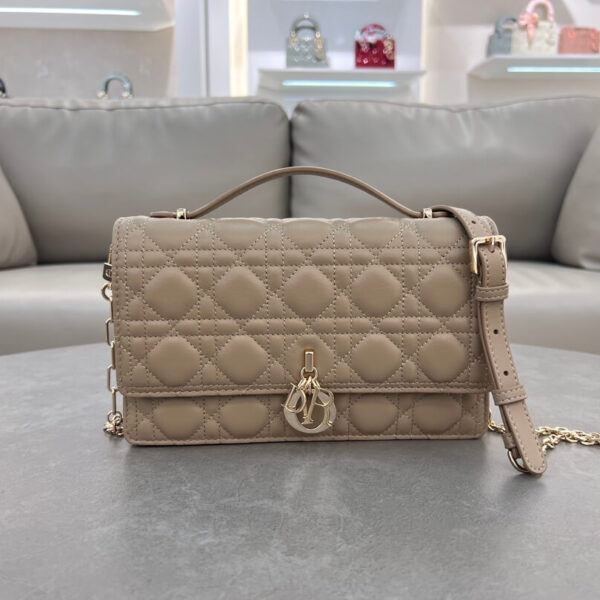 Miss D Handbag (حقيبة يد ميس دي)