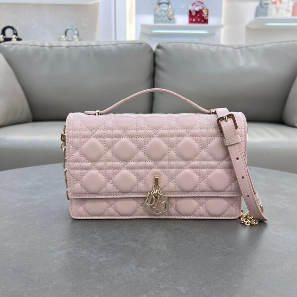 Miss D Handbag (حقيبة يد ميس دي)