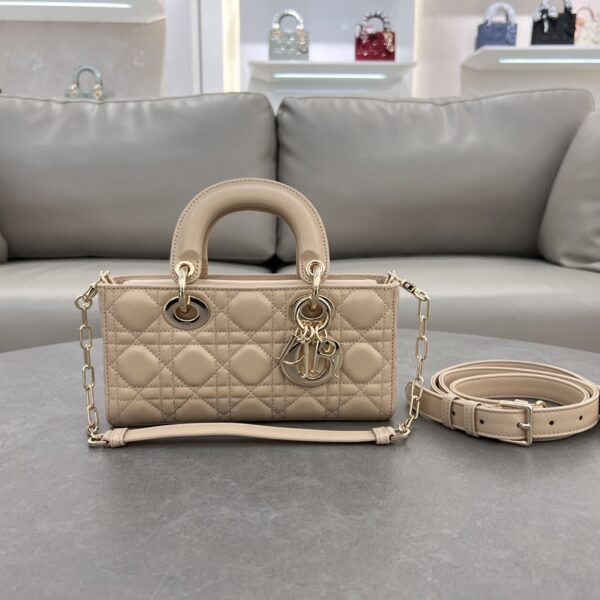 Lady D-Joy Handbag (حقيبة يد ليدي دي)