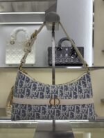 30 Montaigne Mini Shoulder Bag (حقيبة كتف ميني ٣٠ مونتين)