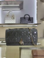 Lady D Pearl Clutch(حقيبة ليدي دي بيرل كلتش)