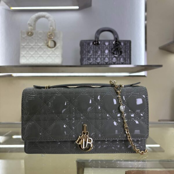 Lady D Pearl Clutch(حقيبة ليدي دي بيرل كلتش)