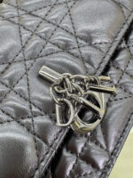 Lady D Pearl Clutch (حقيبة ليدي دي كلتش باللؤلؤ) - Image 2