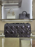 Lady D Pearl Clutch (حقيبة ليدي دي كلتش باللؤلؤ)