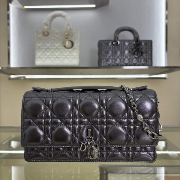 Lady D Pearl Clutch (حقيبة ليدي دي كلتش باللؤلؤ)