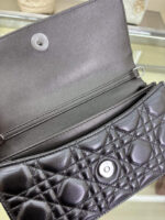 Lady D Pearl Clutch (حقيبة ليدي دي كلتش باللؤلؤ) - Image 9