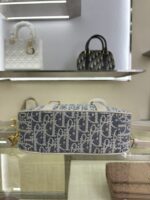 D-Vibe Mini Handbag (حقيبة دي-فايب الصغيرة) - Image 9