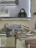 D-Vibe Mini Handbag (حقيبة دي-فايب الصغيرة) - Image 7