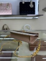 Miss Caro Chain Handbag(حقيبة يد ميس كارو بسلسلة) - Image 3
