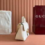 Marmont Medium Top Handle Bag  (حقيبة مارمونت متوسطة الحجم بمقبض علوي) - Image 3