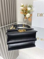 Montaigne Small Chain Bag(حقيبة مونتين ميني بسلسلة) - Image 2