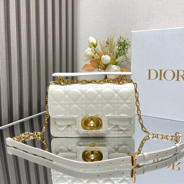 Small D Jolie Pearl Handbag (حقيبة يد دي جولي ميكرو باللؤلؤ)