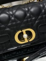 Mini D Jolie Pearl Handbag (حقيبة يد دي جولي ميني باللؤلؤ) - Image 2