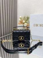Mini D Jolie Pearl Handbag (حقيبة يد دي جولي ميني باللؤلؤ)
