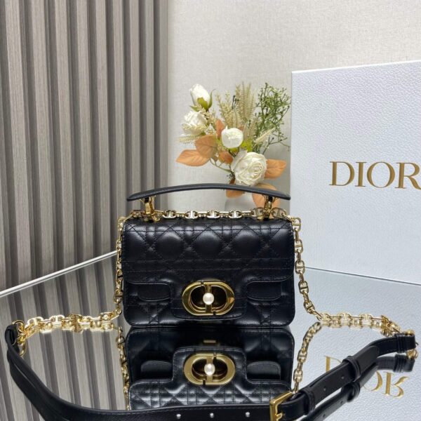 Small D Jolie Pearl Handbag (حقيبة يد دي جولي ميكرو باللؤلؤ)