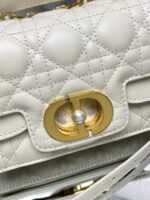 Mini D Jolie Pearl Handbag (حقيبة يد دي جولي ميني باللؤلؤ) - Image 2