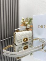 Mini D Jolie Pearl Handbag (حقيبة يد دي جولي ميني باللؤلؤ) - Image 3