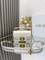 Mini D Jolie Pearl Handbag (حقيبة يد دي جولي ميني باللؤلؤ)