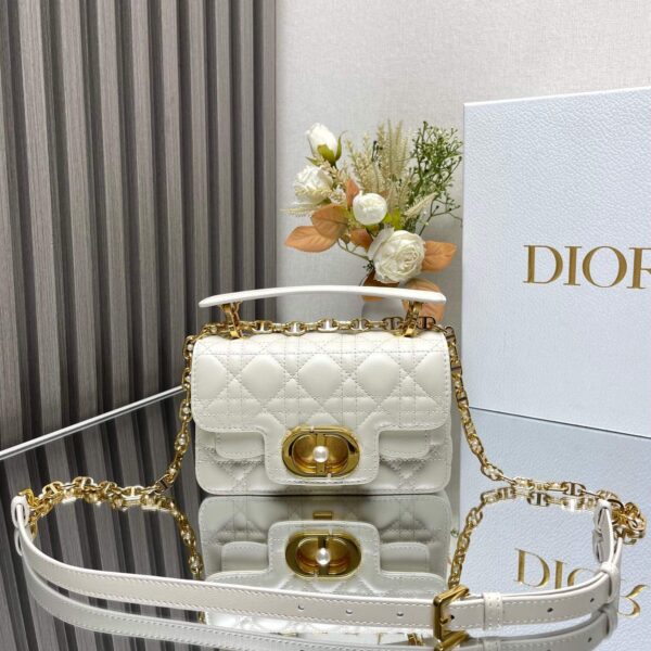 Mini D Jolie Pearl Handbag (حقيبة يد دي جولي ميني باللؤلؤ)