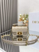 Mini D Jolie Pearl Handbag (حقيبة يد دي جولي ميني باللؤلؤ)