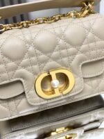 Mini D Jolie Pearl Handbag (حقيبة يد دي جولي ميني باللؤلؤ) - Image 4