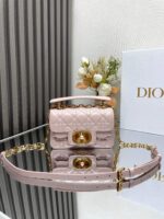 Mini D Jolie Pearl Handbag (حقيبة يد دي جولي ميني باللؤلؤ)