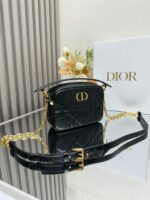 Small D Caro Top Handle Camera Bag (حقيبة كاميرا دي كارو ميكرو بمقبض علوي) - Image 2