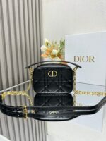 Small D Caro Top Handle Camera Bag (حقيبة كاميرا دي كارو ميكرو بمقبض علوي)