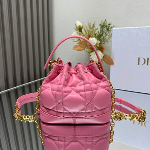 Small D Jolie Bucket Bag(حقيبة دلو دي جولي الصغيرة)