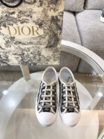 D Sneaker ( حذاء دي سنيكرز)