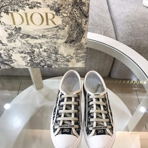 D Sneaker ( حذاء دي سنيكرز)