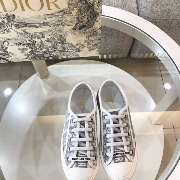 D Sneaker ( حذاء دي سنيكرز)