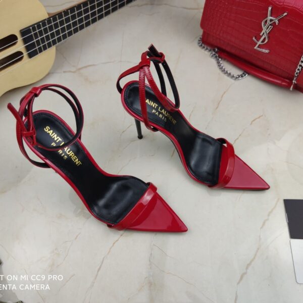 Strappy Sandal (بأحزمة صندل )