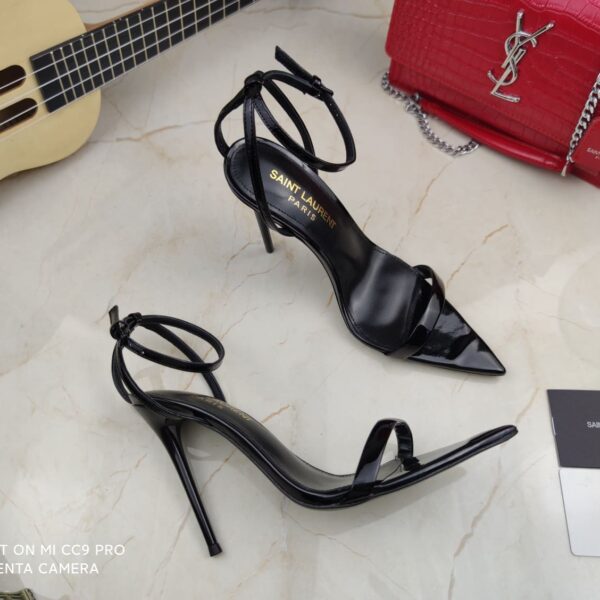 Strappy Sandal (بأحزمة صندل )