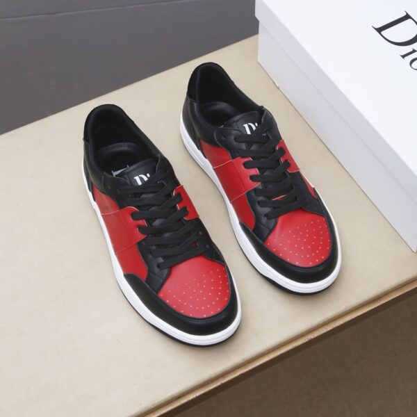 D Low-Top Sneaker ( حذاء دي منخفض سنيكرز)