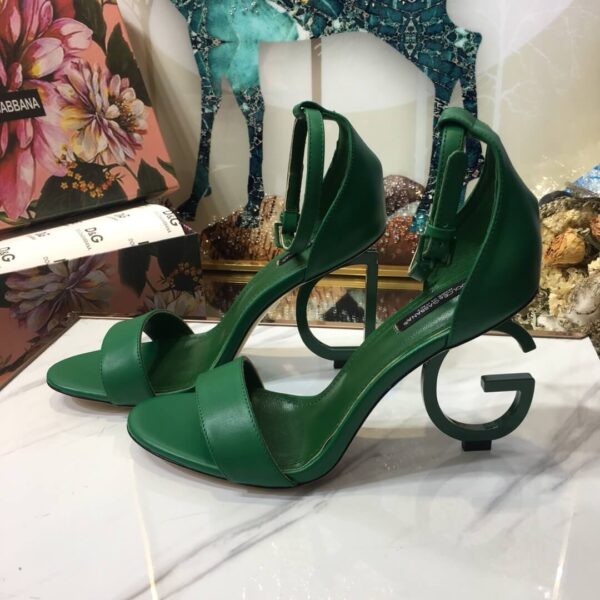 Patent Leather Sandals  صندلمن الجلد اللامع