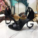 Patent Leather Sandals  (صندلمن الجلد اللامع)