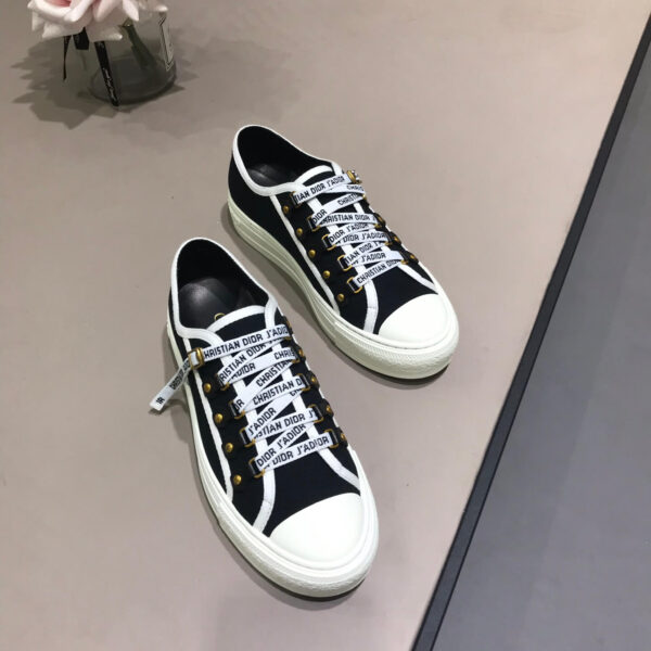 D Sneaker ( حذاء دي سنيكرز)
