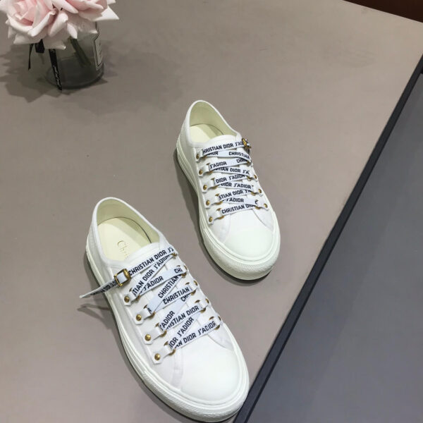 D Sneaker ( حذاء دي سنيكرز)