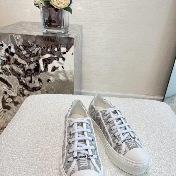 D Sneaker ( حذاء دي سنيكرز)