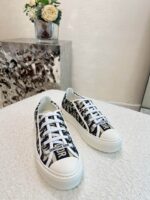 D Sneaker ( حذاء دي سنيكرز)
