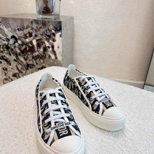 D Sneaker ( حذاء دي سنيكرز)