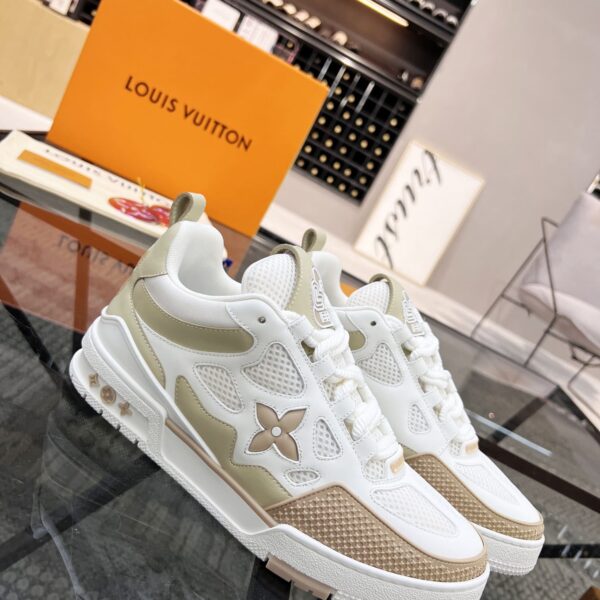 LV Trainer Sneaker  (حذاء “لوي ترينر سنيكرز)