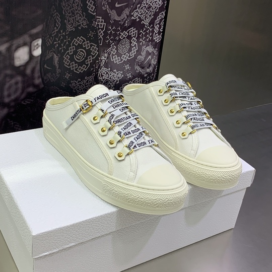 D Sneaker (دي حذاء سنيكرز)