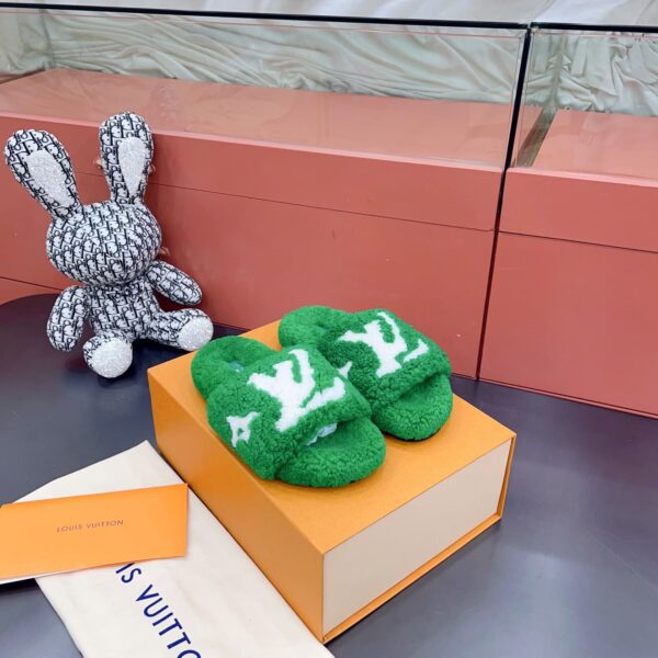 LV Wool Slides (حذاء “لوي صوف سلايد)