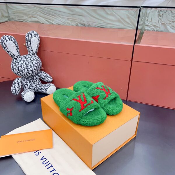 LV Wool Slides (حذاء “لوي صوف سلايد)